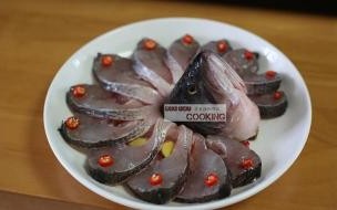 一把刀一把辣椒一个鱼头什么意思 菜刀辣椒鱼头打一菜名